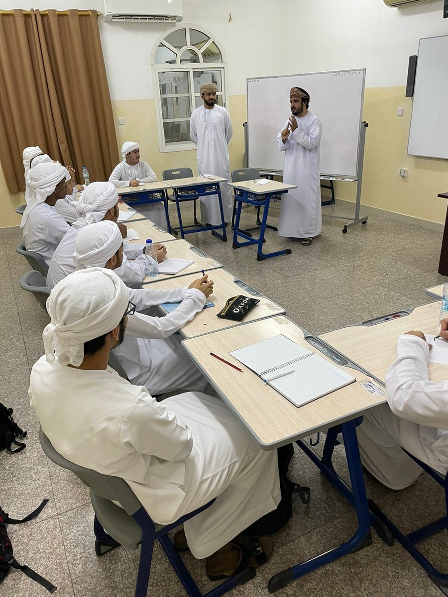 قدم الأستاذ / ناصر الروشدي الإخصائي الاجتماعي بمعهد العلوم الإسلامية بالسويق حصة إرشادية لطلاب الصف الثاني عشر بمعهد العلوم الإسلامية بالبريمي.
 تحدث المحاضر عن آلية التسجيل في القبول الموحد وأبرز مستجدات سوق العمل ونصائح قيّمة للتحضير  للاختبارات النهائية.