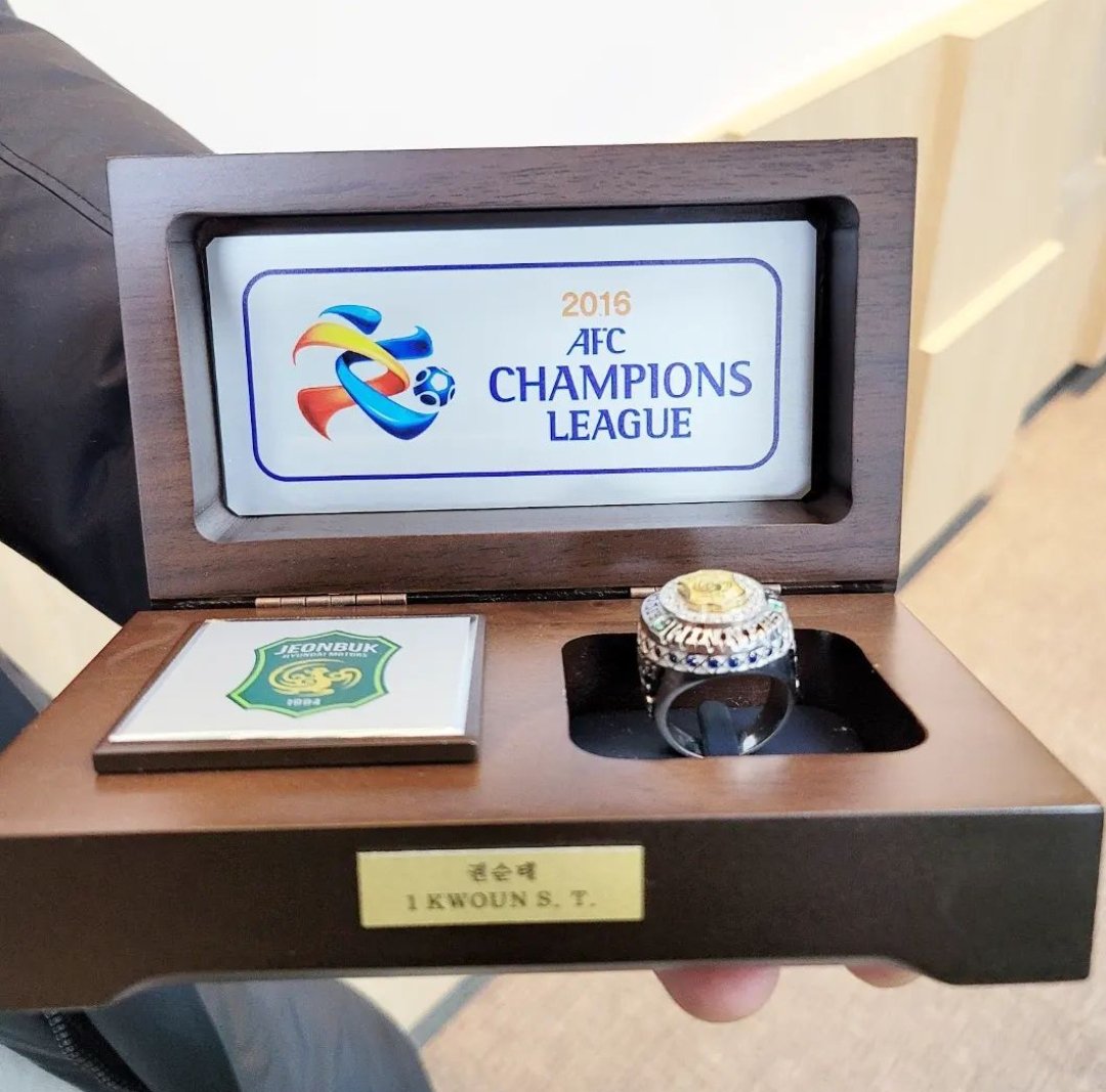 LigaCoreana's tweet photo. #KLeague 1 | El veterano arquero Kwoun Sun-tae (38) 🇰🇷 está de regreso en el país y visitó las instalaciones del Jeonbuk Hyundai 🟢 donde fue recibido con el anillo de Campeones de la #ACL2016

Kwon no había podido recibir el premio debido a su agenda en Japón y el COVID-19. https://t.co/0llS2MapGu
