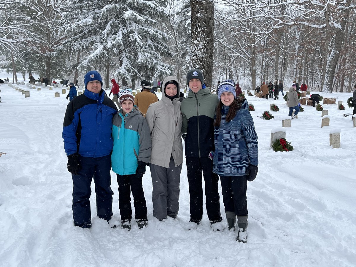 DematicAmericas's tweet photo. This past weekend, several @DematicGlobal teams around the US volunteered their time with @WreathsAcross, participating in wreath-laying ceremonies in honor of our Veterans. Our teams were able to hear from Veterans and help place wreaths on military gravestones. #LifeatDematic https://t.co/MFx6FxBSBb
