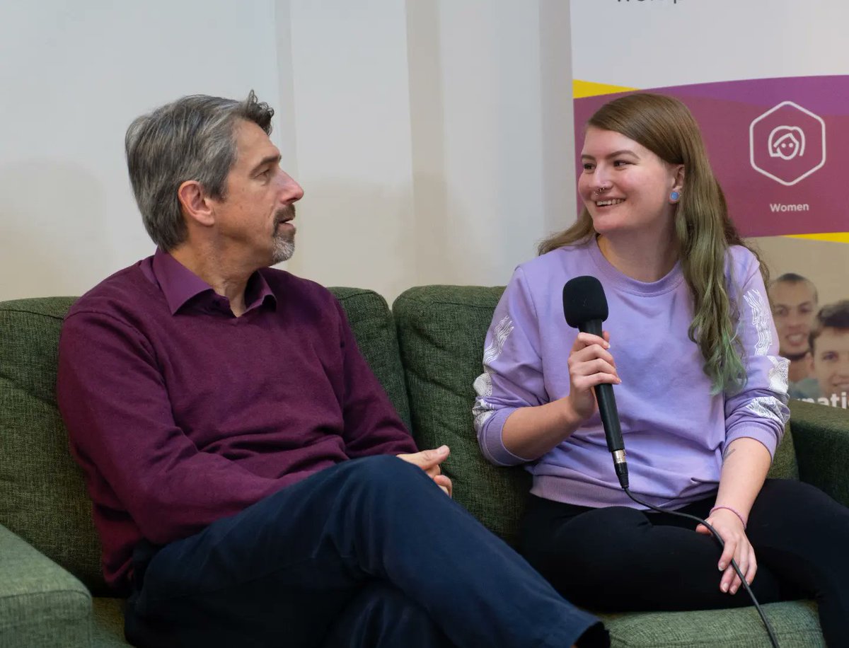 StudentPrideNL's tweet photo. Hier wat foto's van de moderatoren Michiel Kolman (hij/hem) en Chantal van der Putten en panelleden Riona Jansen (zij/haar), Machiel Keestra (hij/hem) en Seven de Boer (die/diens) 💜 https://t.co/E5BYlmca4q