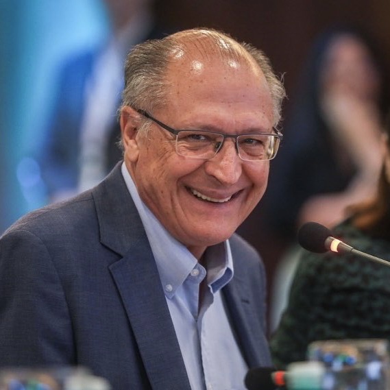 Alckmin sorri e olha para o lado