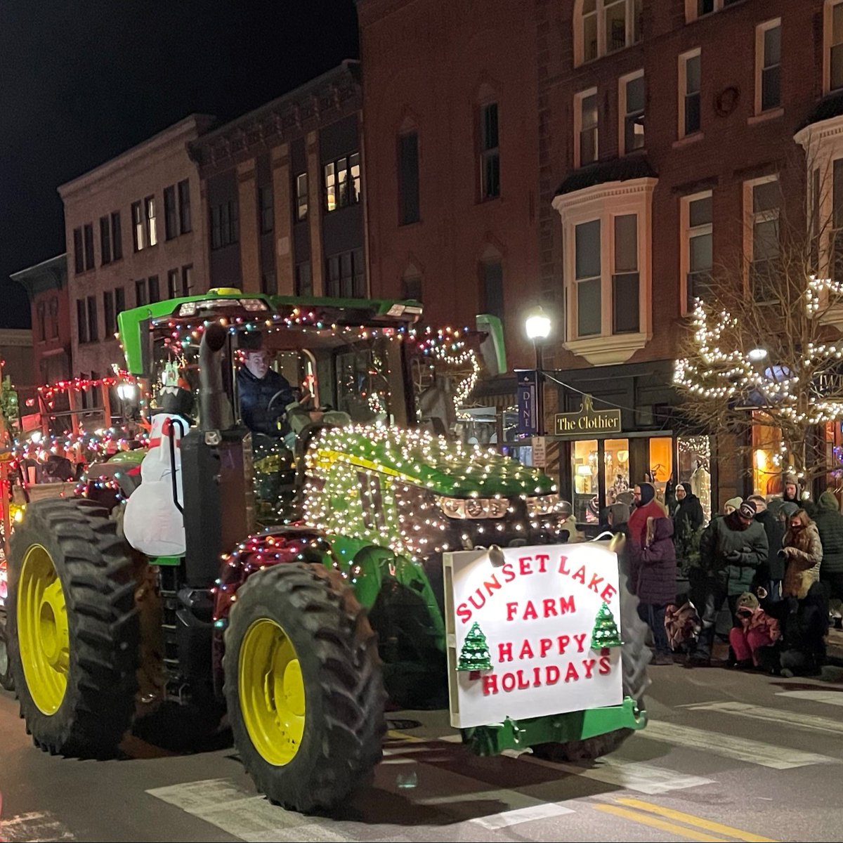 dfamilk's tweet photo. The St. Albans, VT community recently came together for the 9th annual Holiday Tractor Parade.
This year, 60 families showcased their decked-out equipment to attendees.
#We're #DFAProud to support the #VTDairy community!
@MyNBC5 covered the event >> https://t.co/vbmPlxMdGJ. https://t.co/nnsZRQztA6