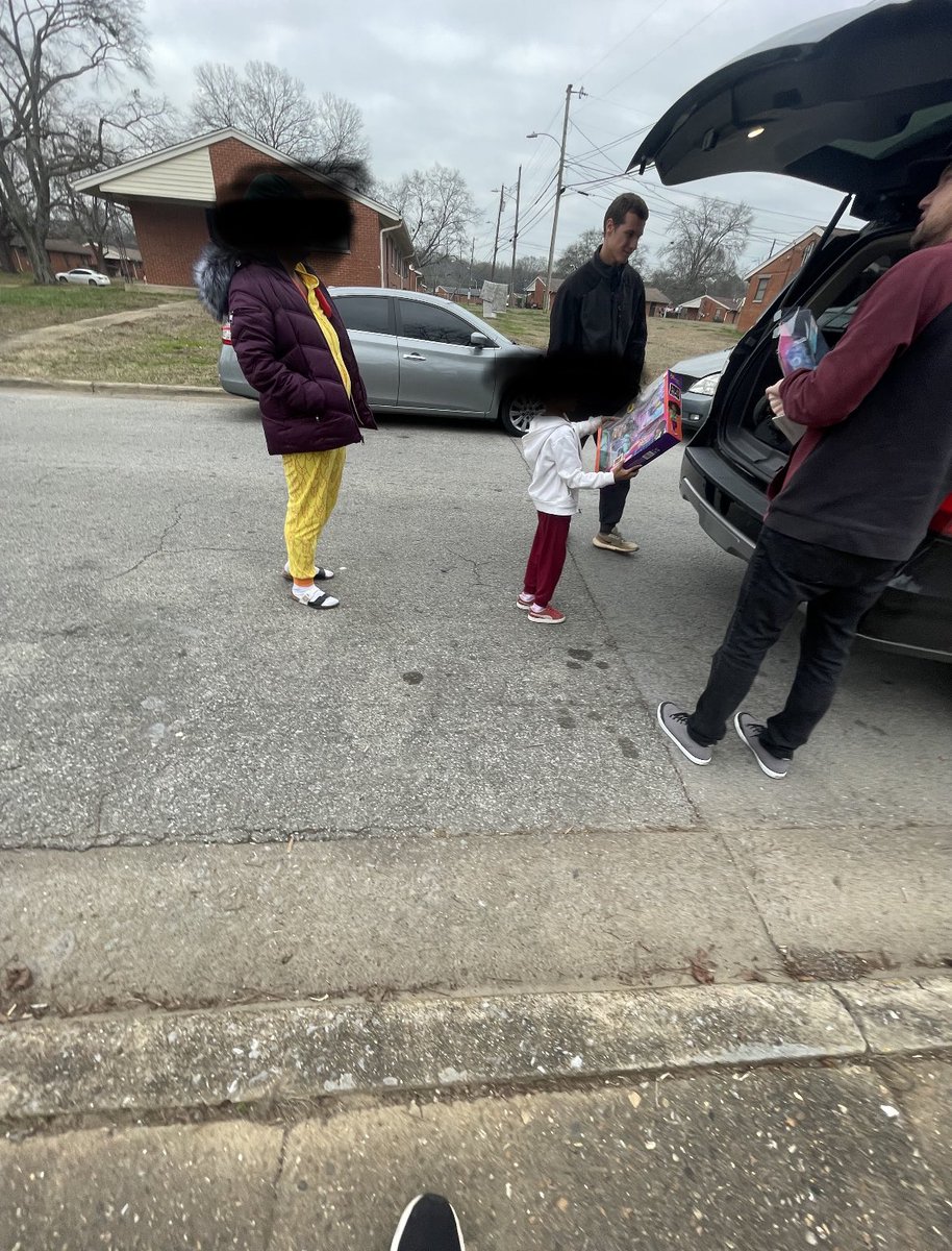 eXposureBB's tweet photo. Another great year for eXposure handing out toys at Emma Wheeler Housing Development in downtown Chattanooga! eXposure parents donated to give a lot of families and kids a great Christmas and we couldn’t be more thankful for their contributions! #ChattTown #✖️families https://t.co/AFQ1o18SoB
