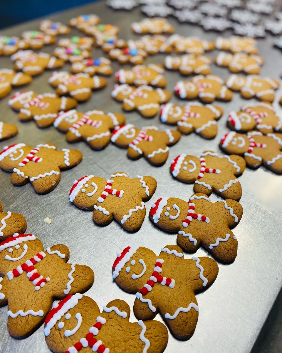 badtemperdbaker's tweet photo. Love icing! #gingerbreadman #chocolateshortbread #xmasbakes #xmaspartyfood #festivebakes https://t.co/mZjkYZPt9C