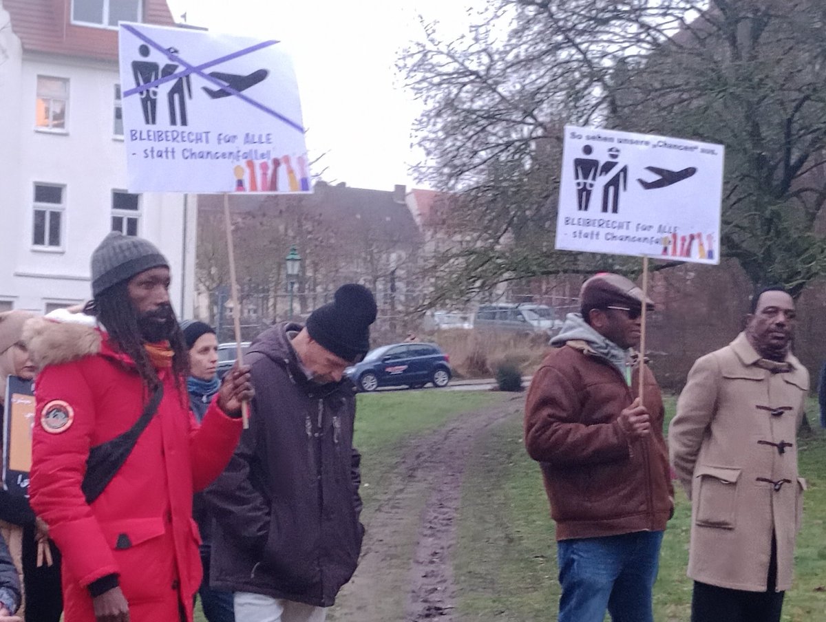 Alle_Bleiben's tweet photo. Wir demonstrieren zusammen mit #BarnimFürAlle vor der #Ausländerbehörde in #Eberswalde gegen #Abschiebungen 
 und Rassistische #Polizeigewalt/und für #Bleiberecht für Alle. https://t.co/76E1I6eVeJ