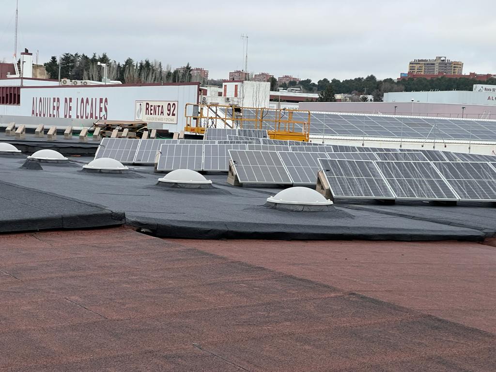 Estrenando instalación solar en la nave de <a href="/dnoise/">dnoise</a>, a ver qué tal rinde