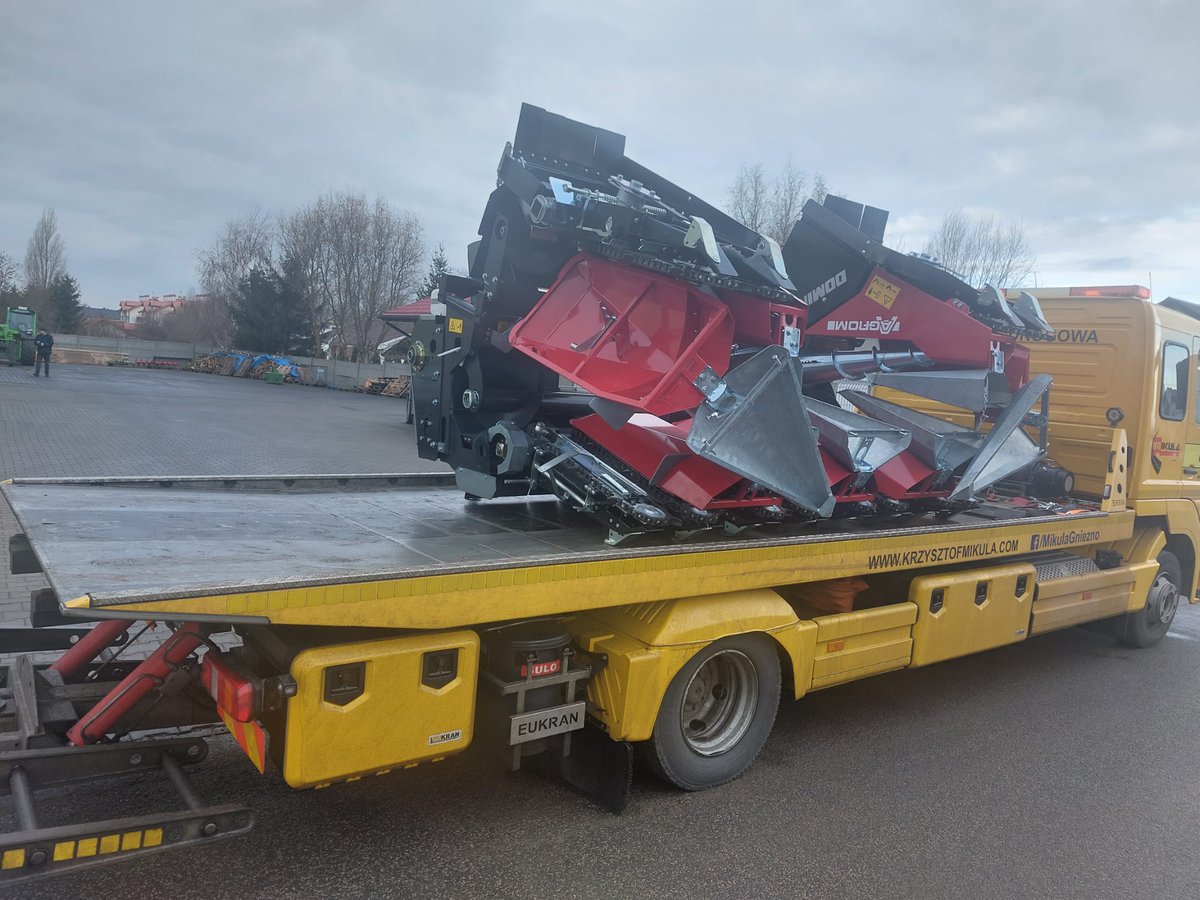 agrom_sp's tweet photo. Zbliża się koniec roku, a my nie zwalniamy tempa😎 W tym tygodniu do klientów trafiły:
➡️6 rzędowy siewnik do buraków #Kverneland Unicorn e-drive II
➡️ładowarka przegubowa #Schaffer 2028-2
➡️6 rzędowa przystawka do kukurydzy #DOMINONI SL976BG
Gratulujemy nabywcom! 💪👍👏 https://t.co/gm0BkPKRQ8