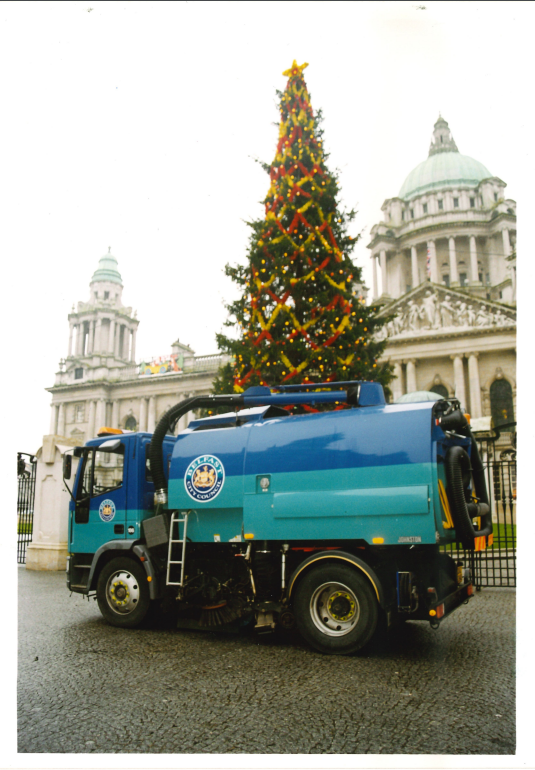 Bucher_BMNA's tweet image. Throwback Thursday...Holiday edition! 

Here's a picture of one of our sweepers from back in the day, in Belfast, Northern Ireland in front of a Christmas tree. 🎄 

#BucherMunicipal #EndlessSweepingSolutions #FirstPassSweeping #throwbackthursday #DrivenByBetter #christmas