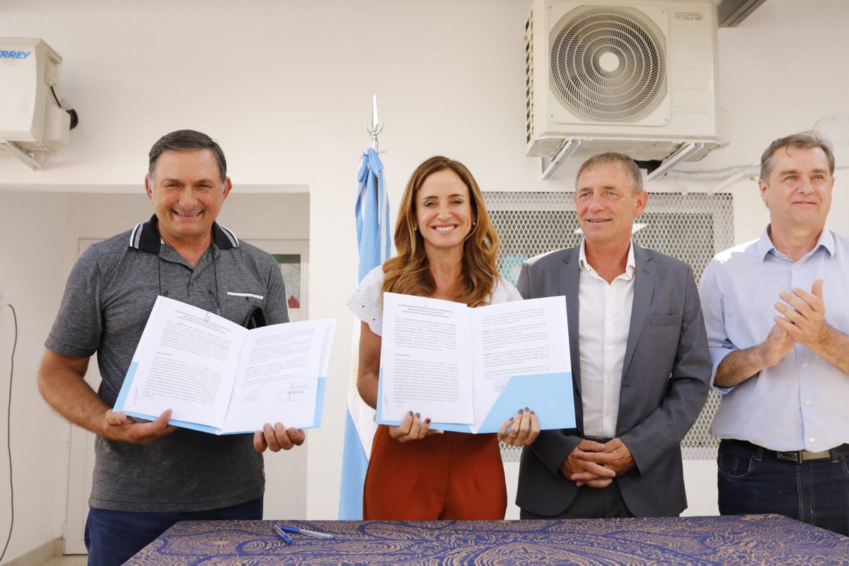 vtolosapaz's tweet photo. Este jueves estamos de gira por Santa Fe y Entre Ríos. En Santa Fe, con el ministro de Desarrollo Social @capitanidanilo y su directora Victoria Palma, inauguramos el Espacio de Primera Infancia del #CAF13. https://t.co/g9ImQVmkEG