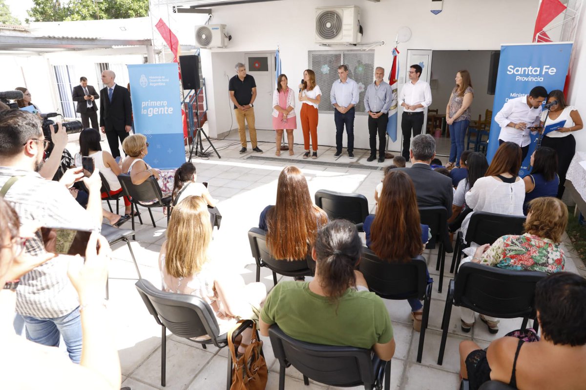 vtolosapaz's tweet photo. Este jueves estamos de gira por Santa Fe y Entre Ríos. En Santa Fe, con el ministro de Desarrollo Social @capitanidanilo y su directora Victoria Palma, inauguramos el Espacio de Primera Infancia del #CAF13. https://t.co/g9ImQVmkEG
