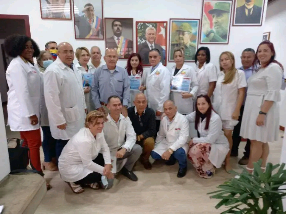 "Enseñar puede cualquiera, educar, sólo quien sea un evangelio vivo". Muchas felicidades a los educadores de la MMCVEN y de #Cuba.

#CubaPorLaVida #CubaEduca 

<a href="/JosAnto54744901/">José Antonio Machado Reyes</a> <a href="/japortalmiranda/">José Angel Portal Miranda</a> <a href="/MINSAPCuba/">Ministerio de Salud Pública de Cuba</a>