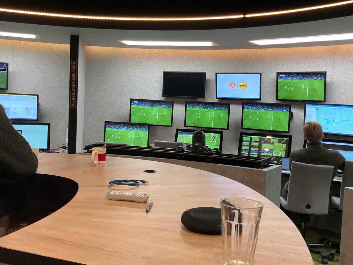 Peter_Francken's tweet photo. Een vriend van mij was vorige week bij de @knvb in Zeist en de foto was in de var-ruimte….heb daar toch een nare nasmaak aan overgehouden. Zoom maar eens in op die mok… https://t.co/WdFVra3Cnl