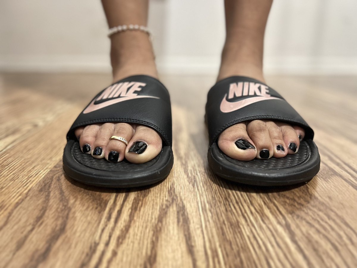 SneaksLove's tweet photo. @RachelZalex beautiful feet in Nike Benassi slides 🥰

#nikebenassi #feetworship #feetfethish #feetselling #feetِ #nikepro #nikeslides #onlyfans #onlyfansgirl #perfectfeet

@feetopia
@wantgirlsfeet
@solesshoutouts
@cp3offeettwit
@whitetoesking
@rt_promo2k
@heelsfootlover https://t.co/of29rfX0z8