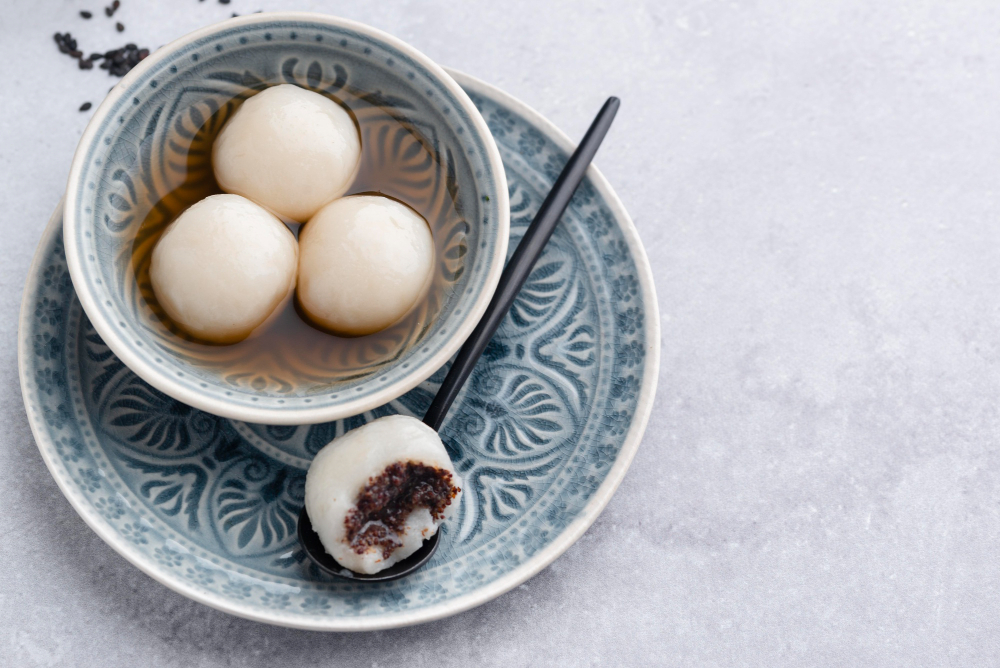 mrhost_Taiwan's tweet photo. Today is the #Dongzhi(winter solstice), a traditional Chinese #festival.
In Chinese culture, pink and white #tangyuan are eaten in sweet broth to symbolize family unity and prosperity.
#sweetdumplings #sweetdumpling https://t.co/vKQ9BZ941g