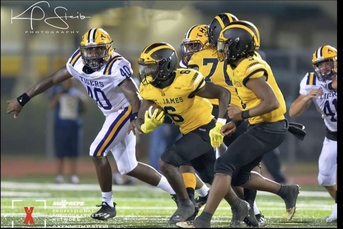 Kaden2023's tweet photo. 3⭐️ Running Back  
Class of 23 
5’9
183lbs
3.4 GPA
ACT: 19
SR Season Stats 

1,950rushing yards 
40 rushing Td
500 receiving yards 2td
ZERO FUMBLES

https://t.co/WCdiGObUp1 https://t.co/uWq8olVknc