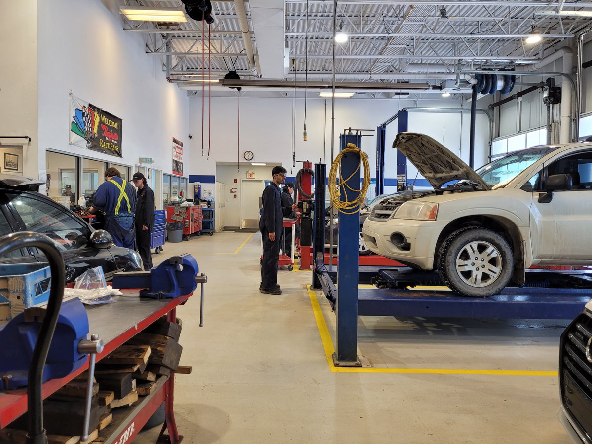 rvsmechtrain's tweet photo. Wow - minus 35, busses cancelled and we have a full house.  Our eager Intermediate/Advanced Mechanic students hard at work. https://t.co/9KzQbyhNM0