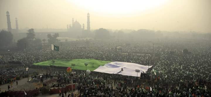 Sohail_Majeed1's tweet photo. 23دسمبر2012میں مرد قلندر ڈاکٹر طاہر القادری نےقوم کو پکارا تھا اور درس دیا کہ
#سیاست_نہیں_ریاست_بچاؤ
آج انکا نظریہ سر چڑھ کر بول رہا ہے کاش اس وقت قوم ساتھ دیتی تو آج ملک بحران سے نکل چکا ہوتا
#23December2012 https://t.co/mhZv5L1cKY