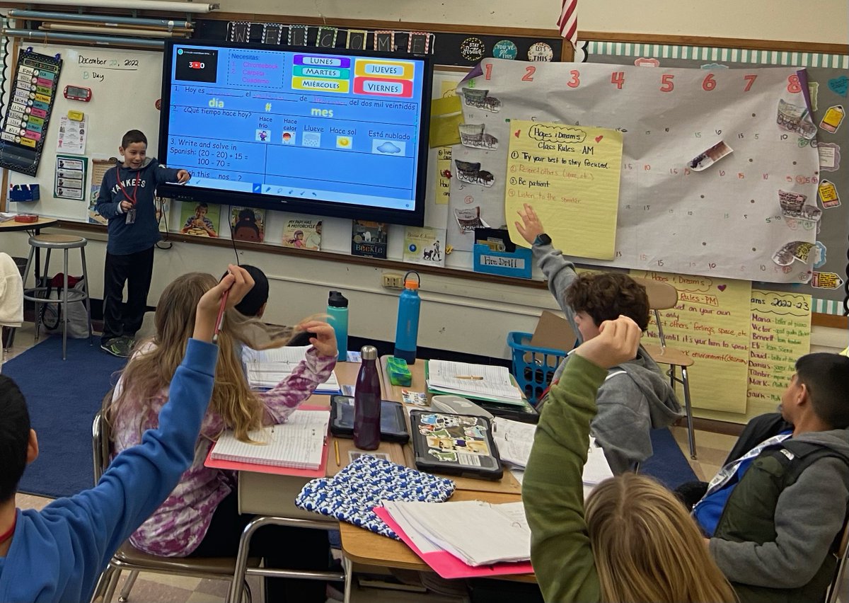 Look at our student "profesor" leading the class! Buen trabajo. #ewlearns <a href="/WilletsRoadMS/">Willets Road School</a> <a href="/CLDragone/">Christine Dragone</a> <a href="/EastWillistonSD/">East Williston UFSD</a> <a href="/AnshuPrabha07/">Anshu Prabha</a>