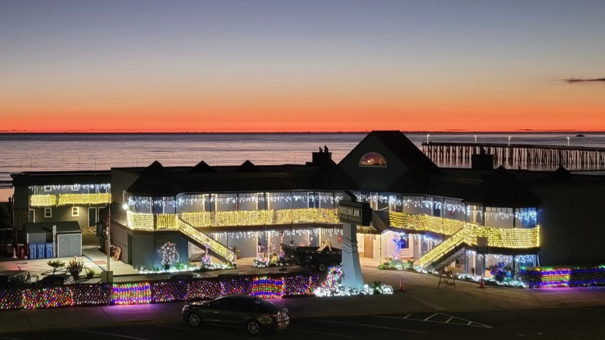 ShorelineInnCA's tweet photo. Happy Holidays from Shoreline Inn 🎄 - https://t.co/jp85hNMC4r https://t.co/kzGfie0HEd