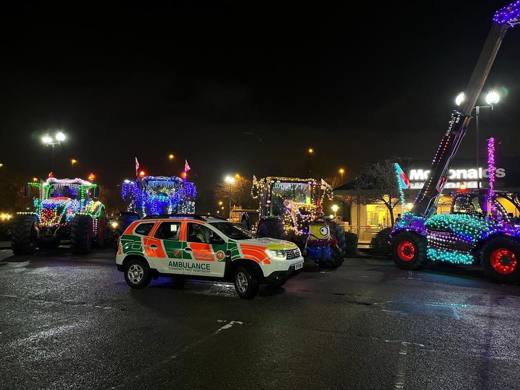 NorthWarksFR's tweet photo. Since having all the extras fitted to the kindly donated @Arrive_AliveUK responder car it’s now out on its first official shift, we spotted some of the local farmers with there very Christmasy tractors and had to stop for a quick photo #CFR #Christmas #volunteers https://t.co/n60ZonlUDn