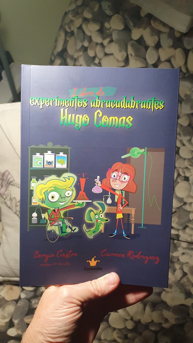 galainos's tweet photo. "Libro de experimentos abracadabrantes Hugo Comas".

¿Puede haber mejor forma de empezar las vacaciones que con el libro de @profesor10mates y @MariaCarmenRo10 dedicado? 
No. No hay mejor forma.

#Profesor10demates
#LaSeñoraParker https://t.co/M7xw8iTBk9