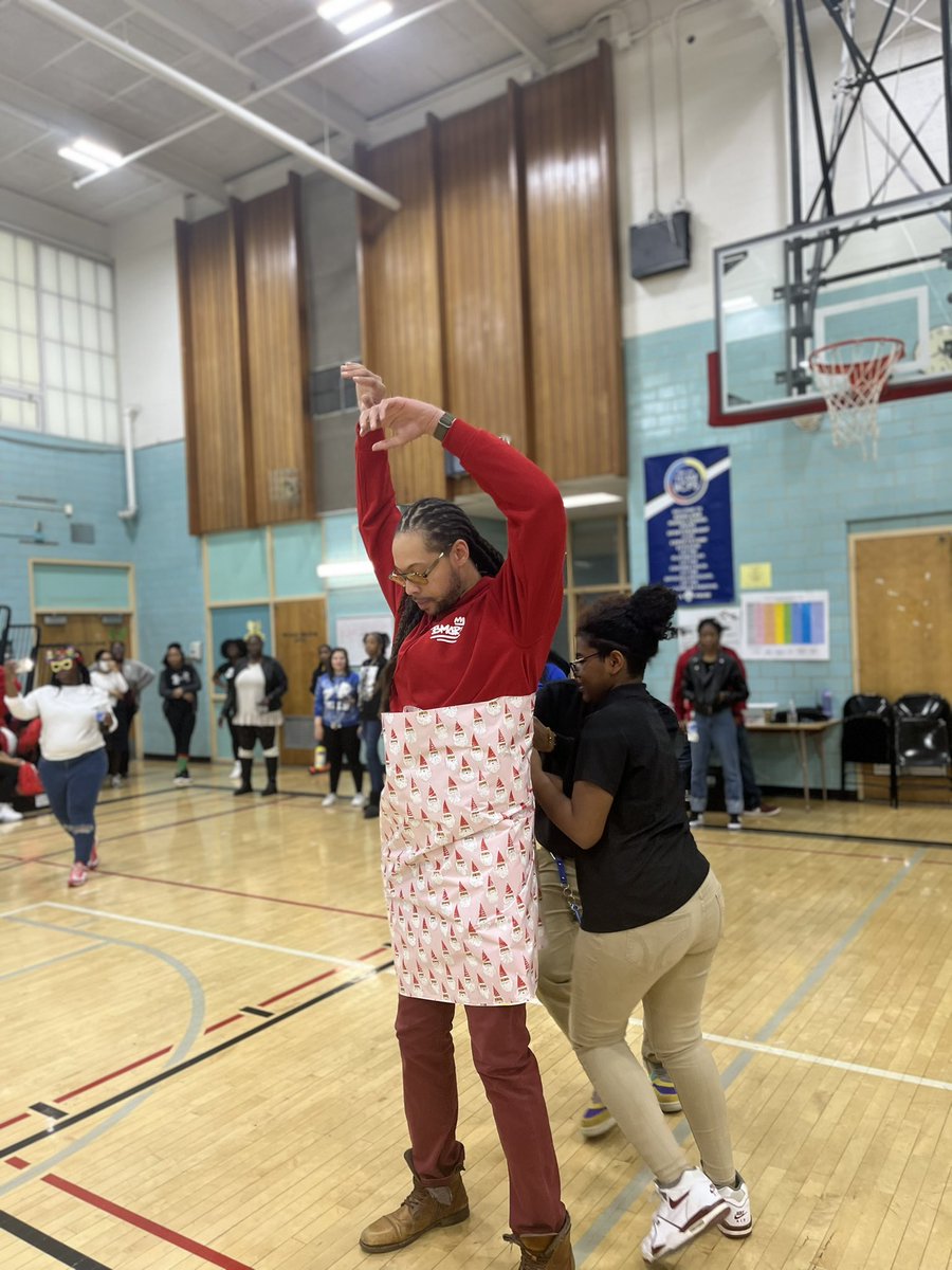 MayeTiffanie's tweet photo. Today at our @WoodlawnMS #Winter rally students got the chance to wrap the administration. ☺️ How’d they do @RArchelus @RonaldMcFadden? #Baltcops https://t.co/EprTBQzm9z