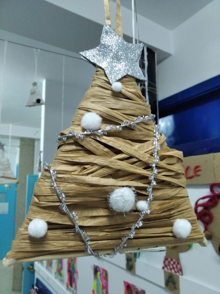 🎄On prépare Noël en maternelle !
Así de bonito luce nuestro Liceo los días de Navidad, gracias al trabajo de nuestros alumnos #creatividad #esfuerzo, y #habilidad 
@mlfmonde #staytuned #ellycéenopara #másqueuncolegio #másquefrancés #tuhijocambiaráelmundo