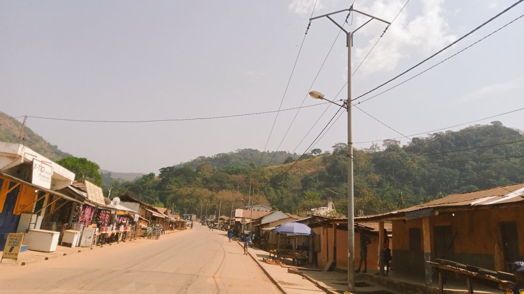 rachadsanoussi's tweet photo. Bienvenu à #Badou, une ville de l'ouest du #Togo, près de la frontière #ghanéenne 🇬🇭 , dans la région des #Plateaux. Ses principales industries sont la culture du #cacao et du #café. La #chute d' #Akloa se trouve à proximité. On parle de cette merveille plus bas

#TgTwittos https://t.co/QlaHHhyFh5