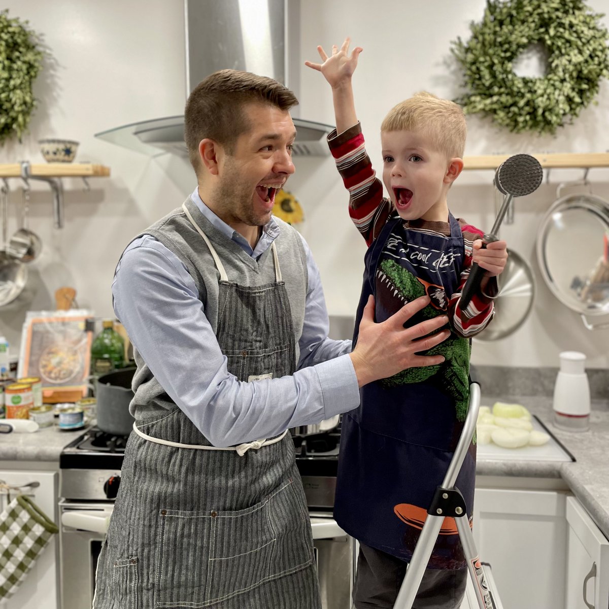 JonDech's tweet image. This guy loved cooking to host our first Christmas gathering in the new house this past weekend! He also gives the best tours. I guess he's basically the most hospitable of us 😆#meatmalletmaster #dinoapron #merrychristmasyall
