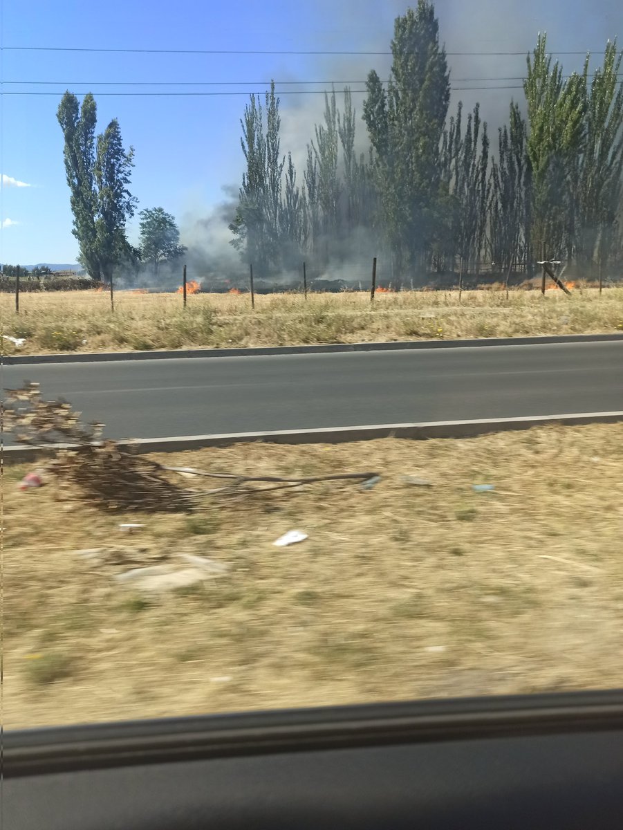 AmerArenas's tweet photo. @Victor_Curico Avenida Paul Harris Circunvalación, a pocos metros de la copec. Incendio de pastizales. https://t.co/I8bRHDyd4K