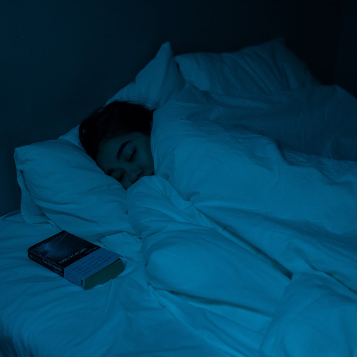 snoozerville's tweet photo. People who suffer from stress and anxiety-induced insomnia will benefit greatly from adding a book to their nightly routine. Check out 8 relaxing bedtime reads. 💤📚
https://t.co/ufcsY7VCYx

#sleep #zzz #snoozerville #sleepcoach #instareads #currentlyreading #book #lightreading https://t.co/vPLqjuAgg5