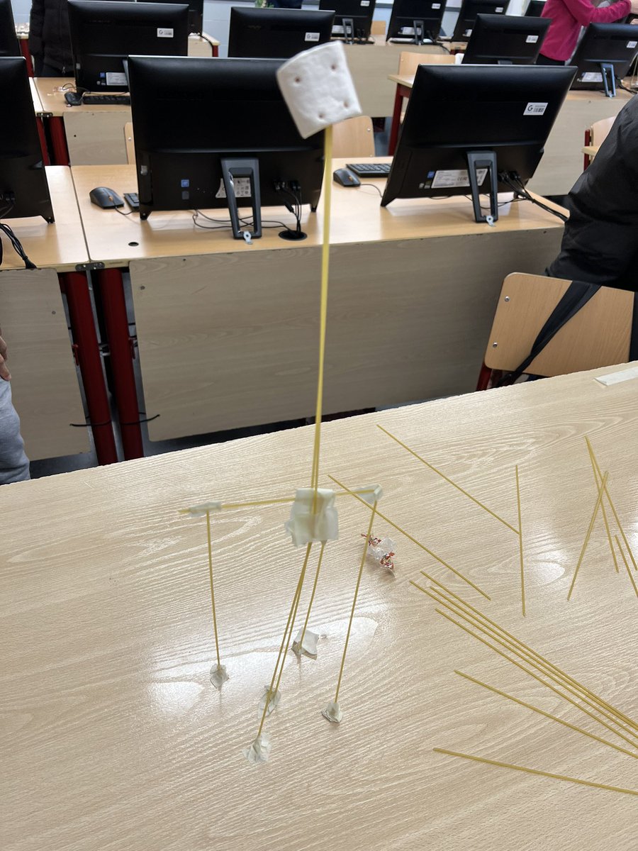 GuadarramaIes's tweet photo. 📣 Los alumnos de TPR se cierran el año con el “Spaghetti Challenge”.
Una actividad divertida en la que han creado estructuras estables utilizando tan solo espaguetis, celo, cuerda y una nube!!! Crearon hasta una mascota!!
#spaghettichallenge https://t.co/chzlDPJS9d
