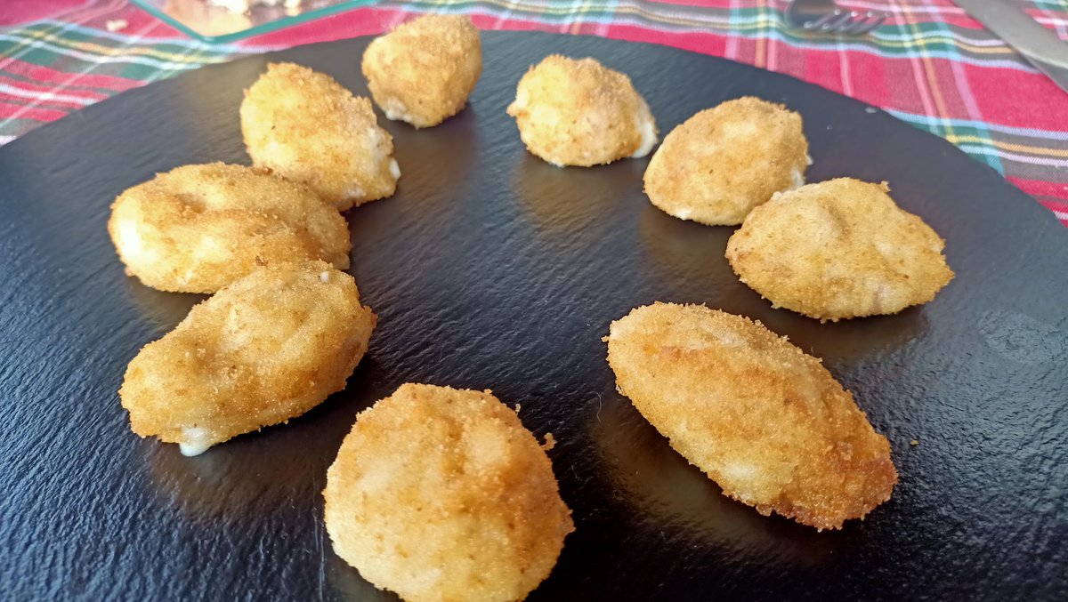 lluisnel's tweet photo. Menutazo en el concejo minero de #llangréu #Tiuya #LaRaiz gracis a Julín y su casa de comidas #LR15. Croqueta de jamón de bechamel ligera, espectacular cebolla rellena, deconstrucción de platu se pueblu, merluza en caldo corto y arroz con pitu caleya. Buen quesu, sidra de hielo.. https://t.co/rQxZ6llA3h