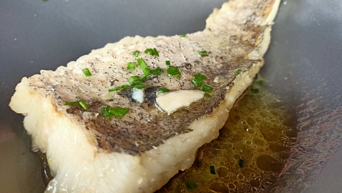 lluisnel's tweet photo. Menutazo en el concejo minero de #llangréu #Tiuya #LaRaiz gracis a Julín y su casa de comidas #LR15. Croqueta de jamón de bechamel ligera, espectacular cebolla rellena, deconstrucción de platu se pueblu, merluza en caldo corto y arroz con pitu caleya. Buen quesu, sidra de hielo.. https://t.co/rQxZ6llA3h