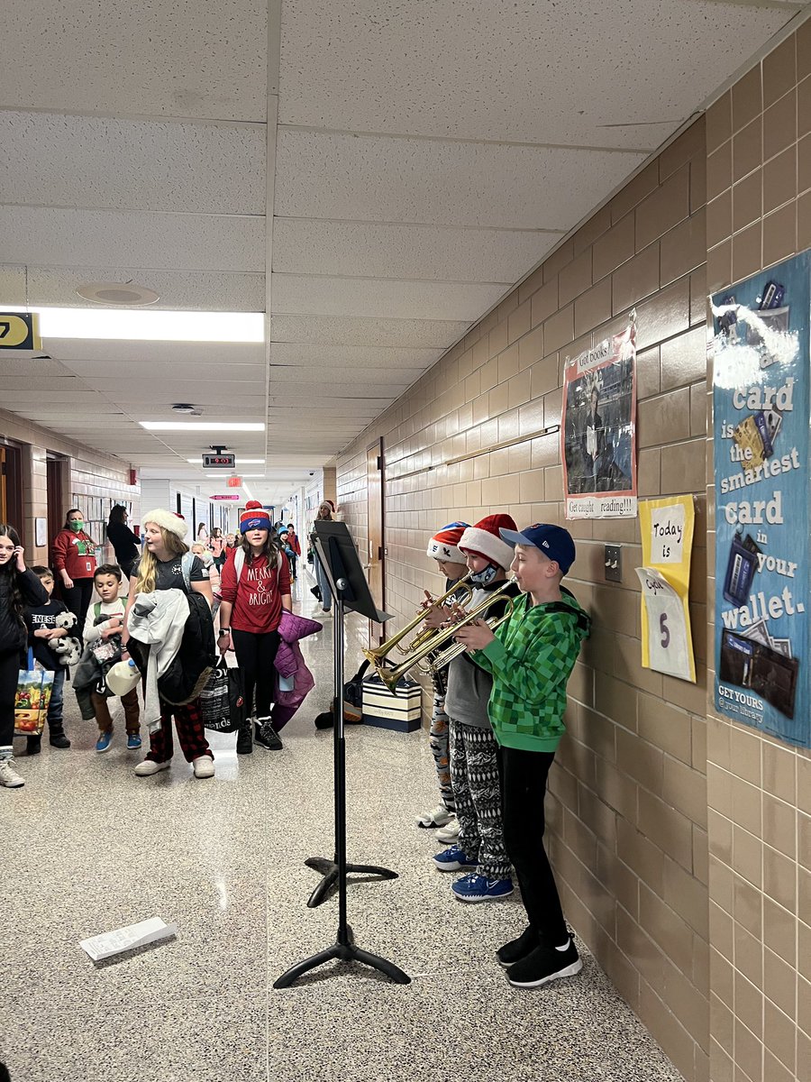 WindomElem's tweet photo. Thanks to the Windom band for morning tunes 🎄🎅🎶 https://t.co/fOKolFa0mW