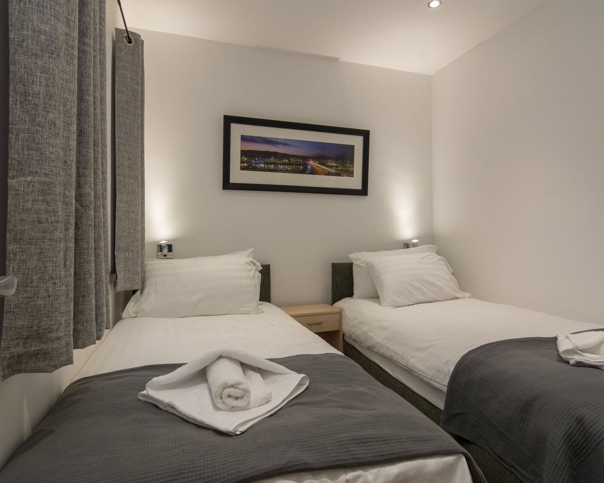 Perfect for Groups 💛

✅Six single beds
✅Free on street parking
✅Free Netflix
✅High speed WiFi
✅Easy access to motorway

See the rest of the photos and the rates here bit.ly/3vPq3hJ