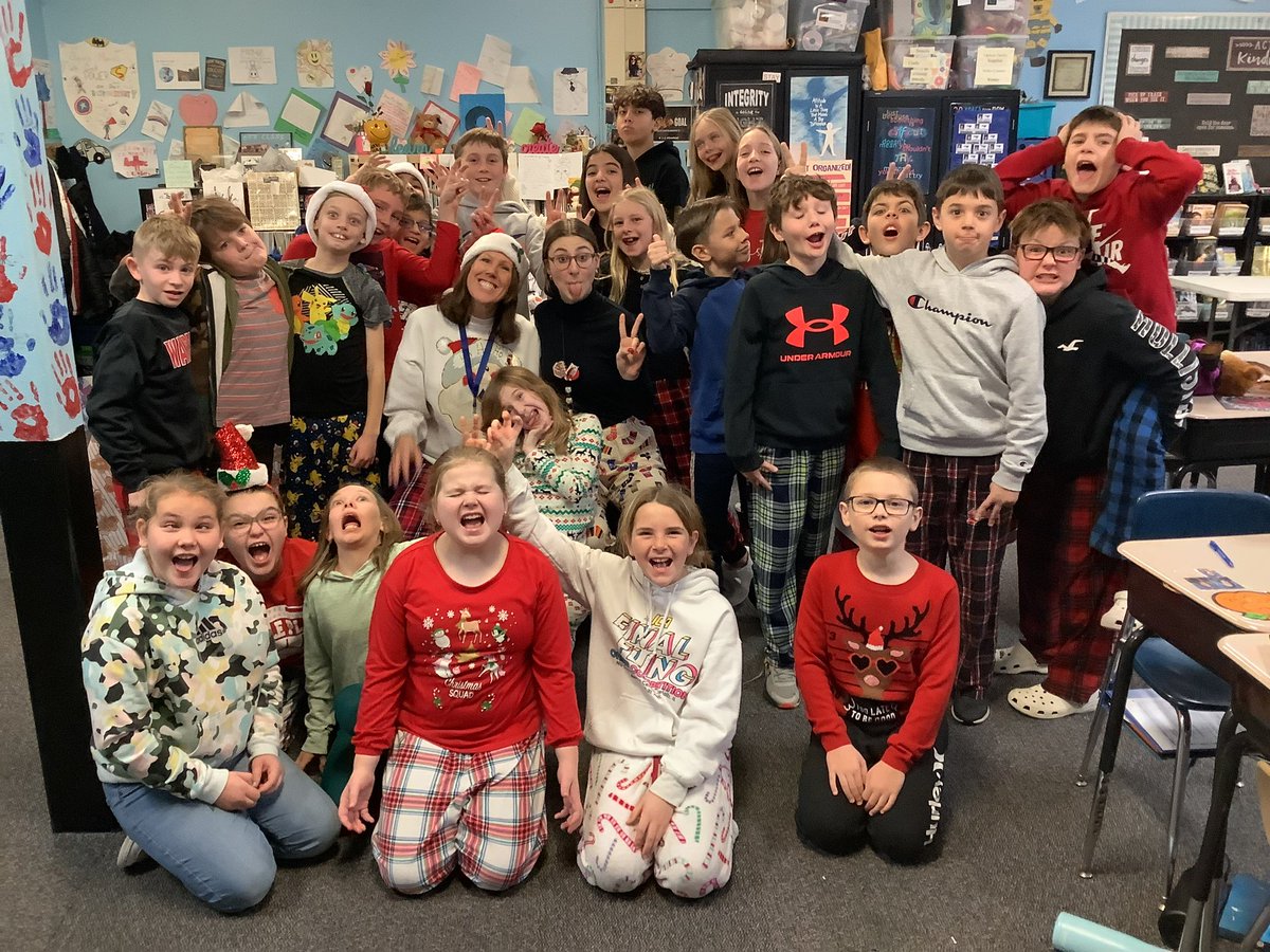SchultzLiberty_'s tweet photo. Another amazing year with some amazing teachers and kids! Can’t wait to see what 2023 brings this group! Happy Winter Break everyone!! ❄️ ❄️❄️❄️ @Ogean_Liberty @SenorBrownOSD @OSD135 https://t.co/ulkwdAAZ29