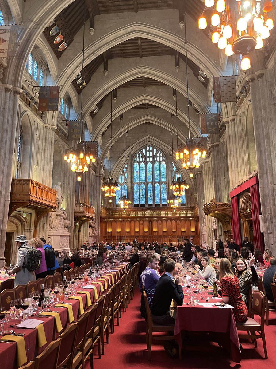 selmlls's tweet photo. J’ai été à Londres pour le travail, dites-vous que ça c’était notre lunch de Noël pour le personnel. On dirait un banquet à Poudlard dans les films Harry Potter ✨ https://t.co/CvNVFR5aIM