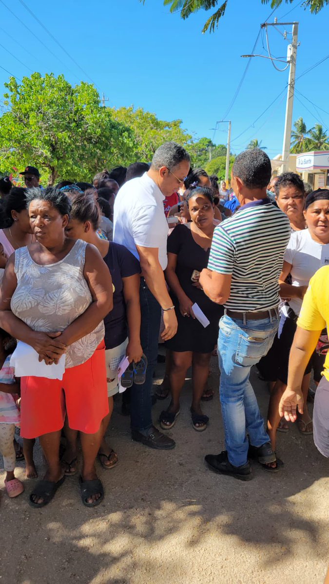 SenadorDionisSn's tweet photo. Terminando exitosamente la jornada de entrega de bonos navideños en todas las comunidades del municipio de Oviedo incluyendo el DM, de Juancho. Con la participación de mis hijos https://t.co/dtfm44o9SS