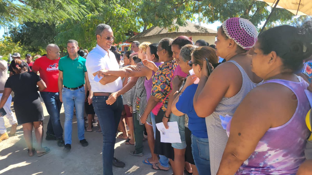 SenadorDionisSn's tweet photo. Terminando exitosamente la jornada de entrega de bonos navideños en todas las comunidades del municipio de Oviedo incluyendo el DM, de Juancho. Con la participación de mis hijos https://t.co/dtfm44o9SS