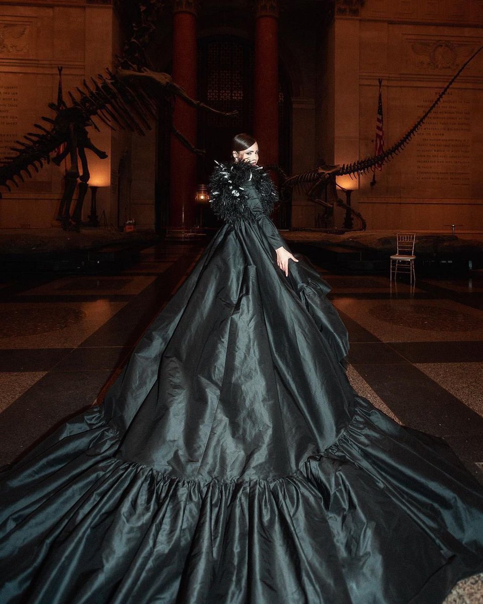 Tell us you're a queen without actually telling us your a queen, <a href="/SofiaCarson/">Sofia Carson</a>... 😍😍😍