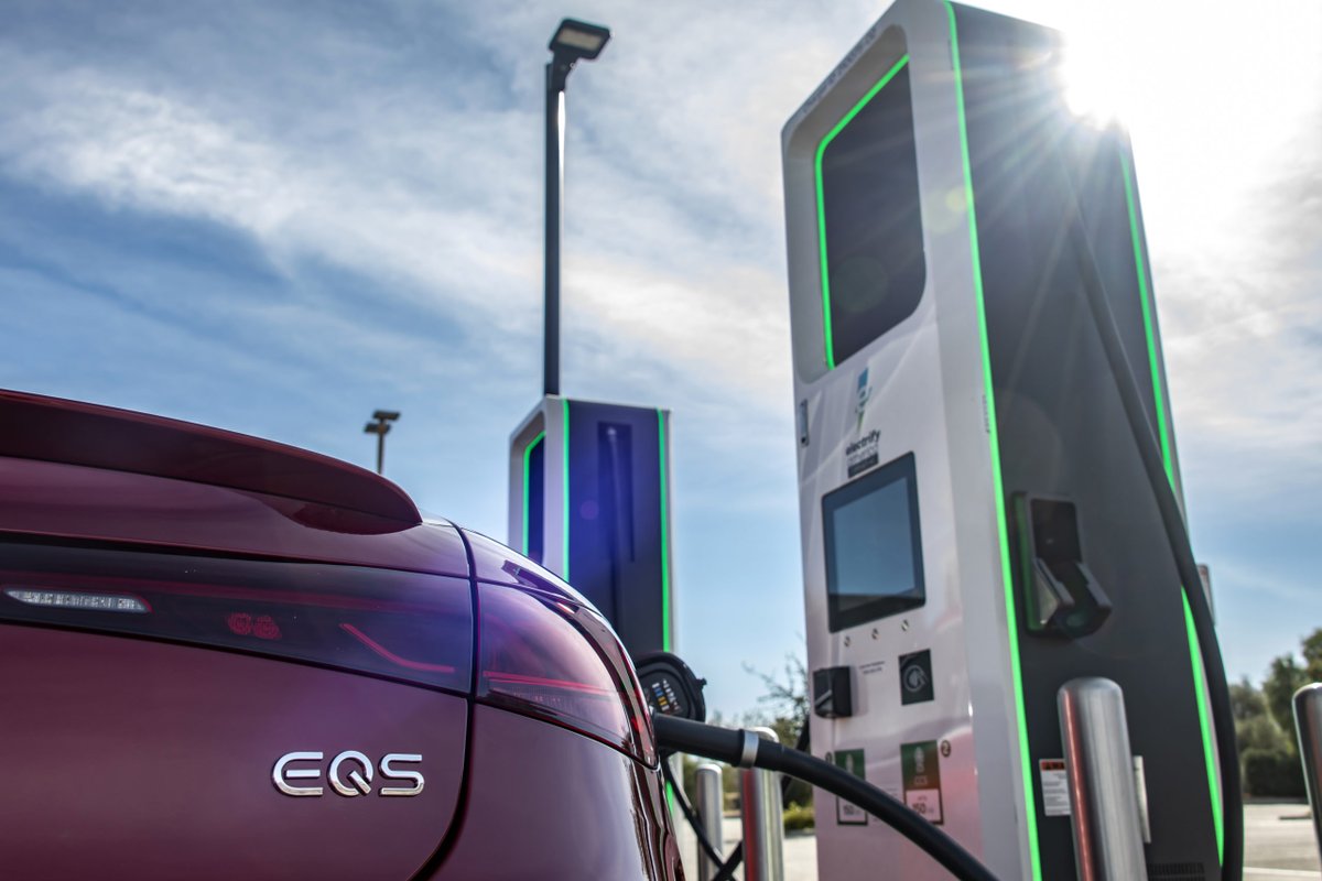 TFLcar's tweet photo. Oregon adopted new rules to phase out new internal combustion car sales by 2035, in favor of electric vehicles as an effort to curb emissions.
#2035 #Oregon #electriccar #electriccarsales #electriccars #EV #gasban #gascarban #ICEban

https://t.co/9VgFyOHc2z https://t.co/1dzqv0MFYb