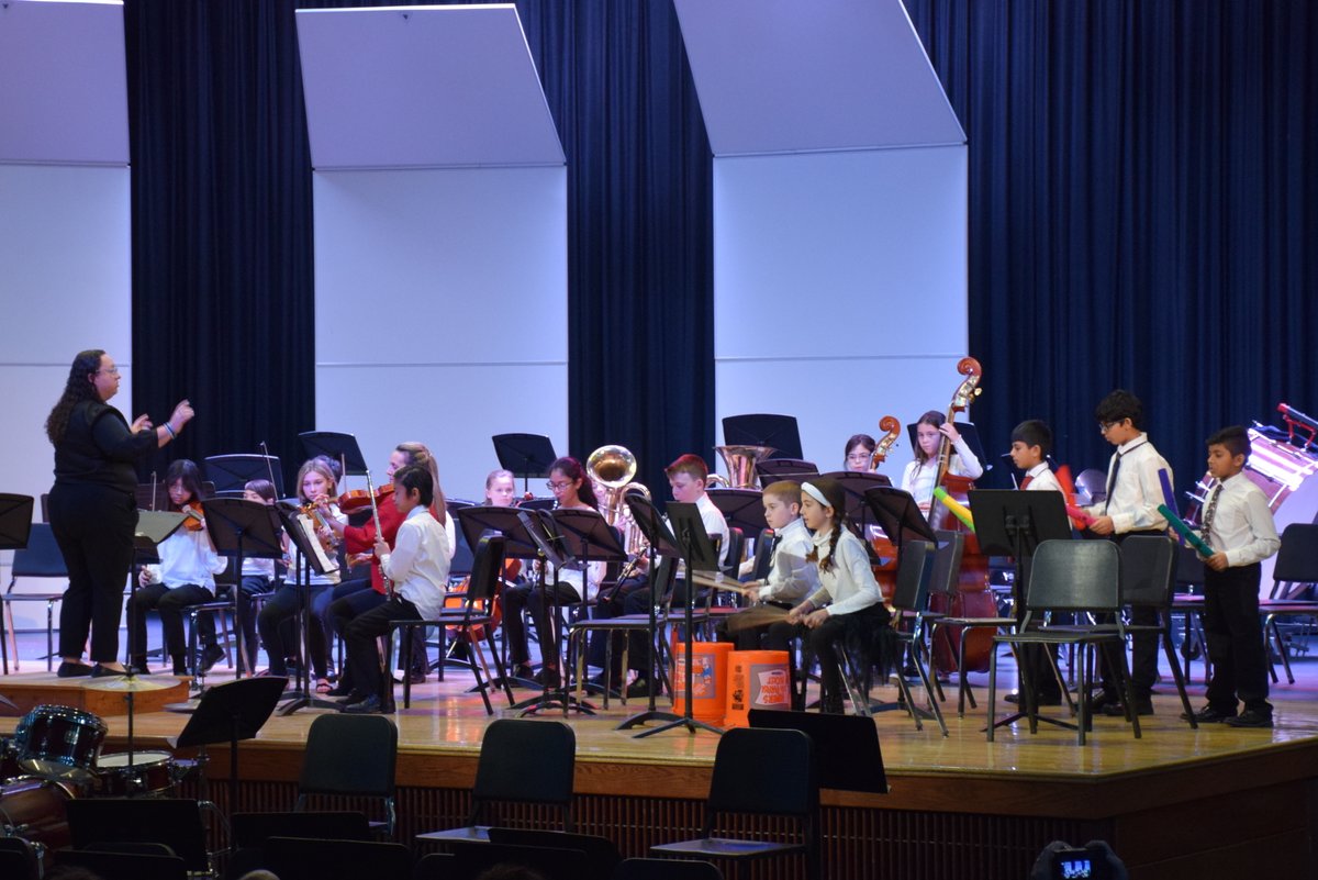 Students throughout the district put on a festive musical performance last night at <a href="/EMHSJETS/">Richard Howard</a>! #GreatHappensHere22_23