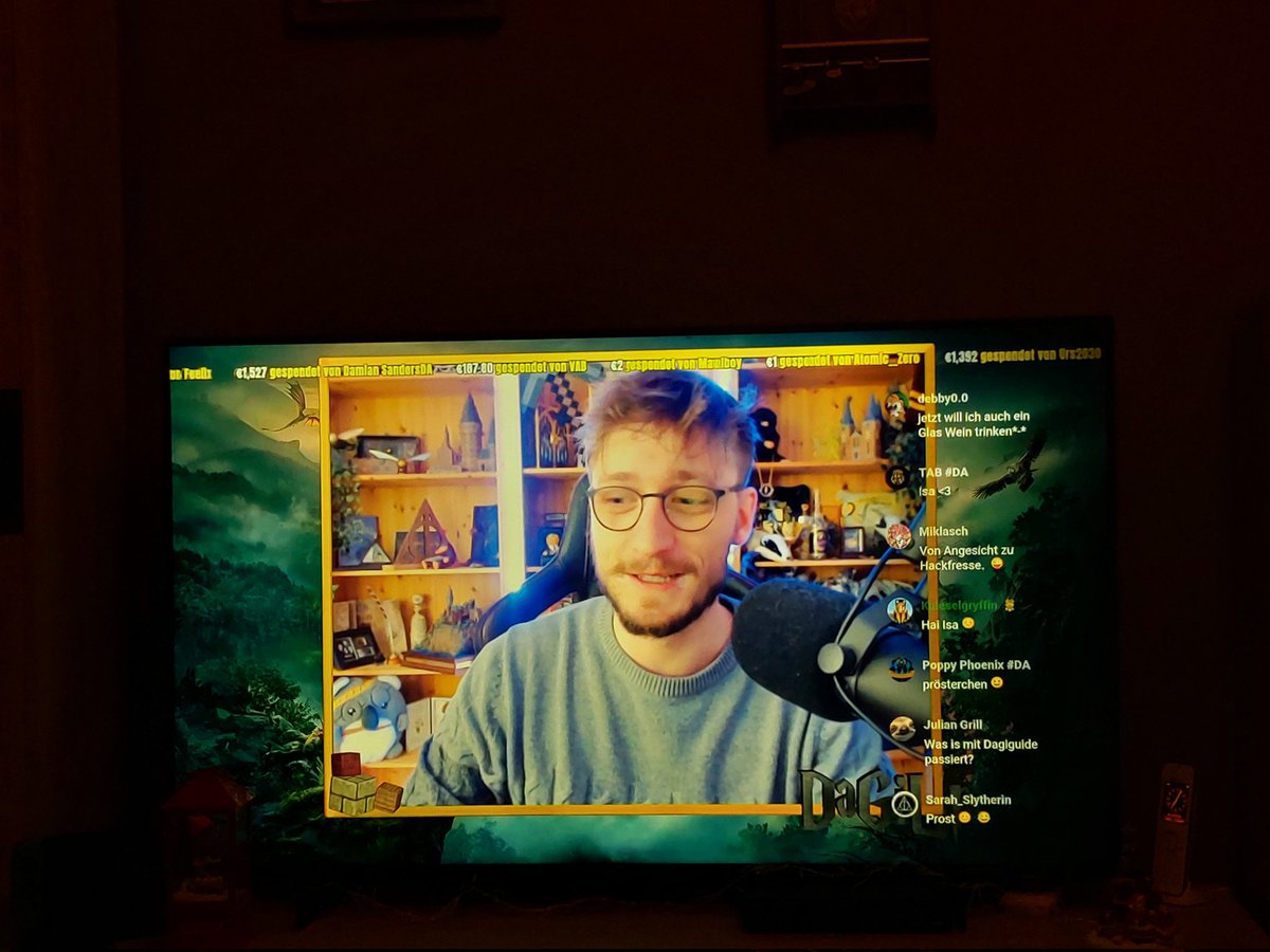 _JennyBarnes_'s tweet image. War ein toller Stream 🫶🤗 @dagilp_lbh 
War lange nicht mehr dabei und habe es endlich mal wieder geschafft 😁
Dir bei H&amp;amp;S zuschauen ist echt immer ein Highlight 😂
Ps. Beim Fernseher hilft auch kein Post-It um dich abzudecken 🤣
#kringe