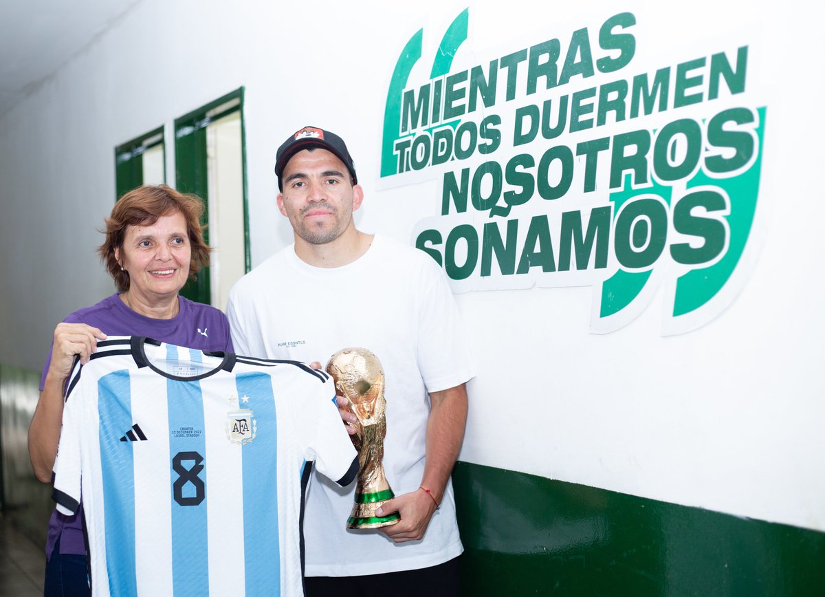 ¡Los sueños se cumplen, Marcos! 😍

El Huevo volvió a la pensión que lo formó y nos regaló una camiseta del Campeón 🇦🇷💚