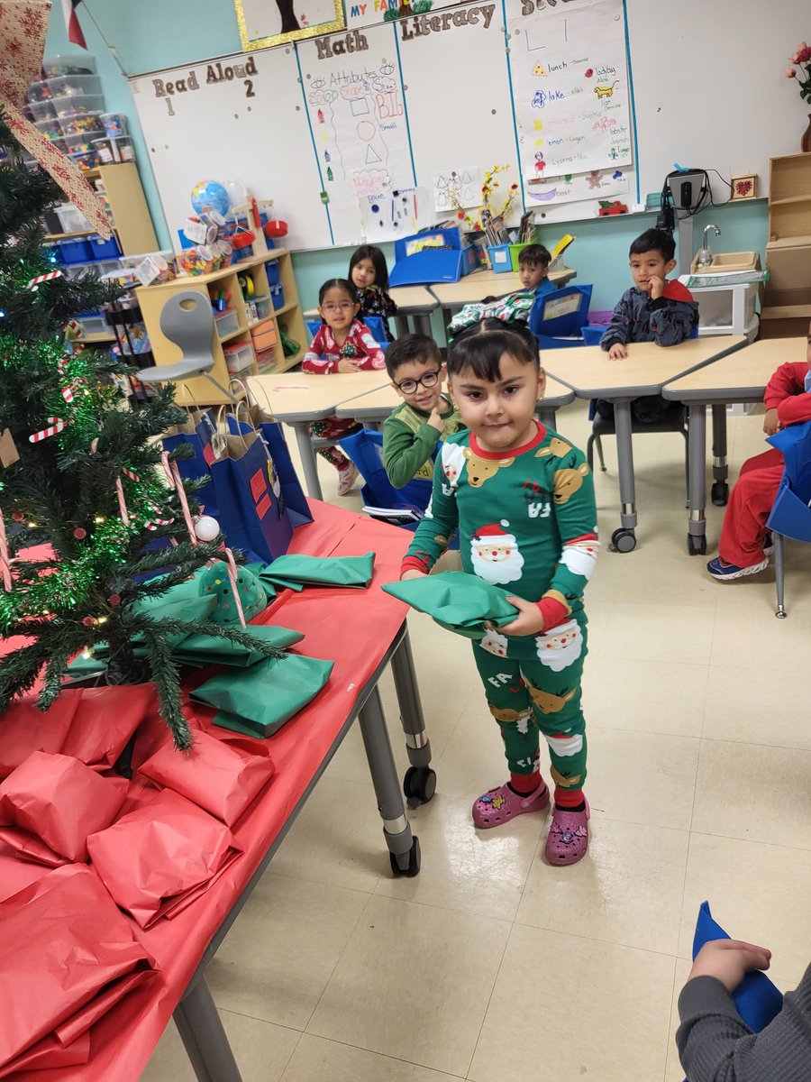 HeatherLopezFME's tweet photo. Secret Santa Gifts for my kiddos 🤶 🧑🎄 #FMEpride #WeAreClintISD #PreKBabies #TinySeedsGrowMightyTrees #TheNest #PrekPride #Eaglettes #Christmas2022 https://t.co/kFHB9PNMXT