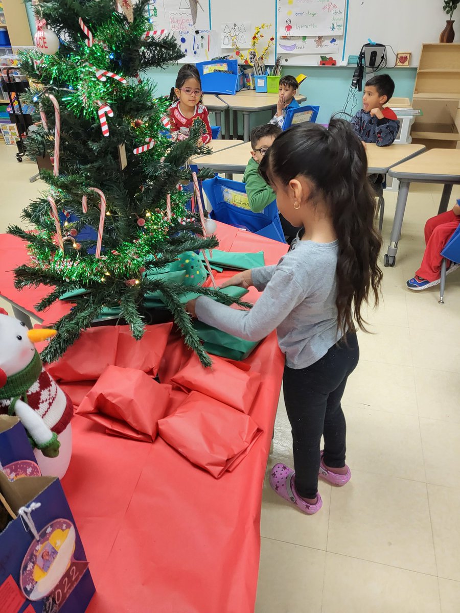 HeatherLopezFME's tweet photo. Secret Santa Gifts for my kiddos 🤶 🧑🎄 #FMEpride #WeAreClintISD #PreKBabies #TinySeedsGrowMightyTrees #TheNest #PrekPride #Eaglettes #Christmas2022 https://t.co/kFHB9PNMXT