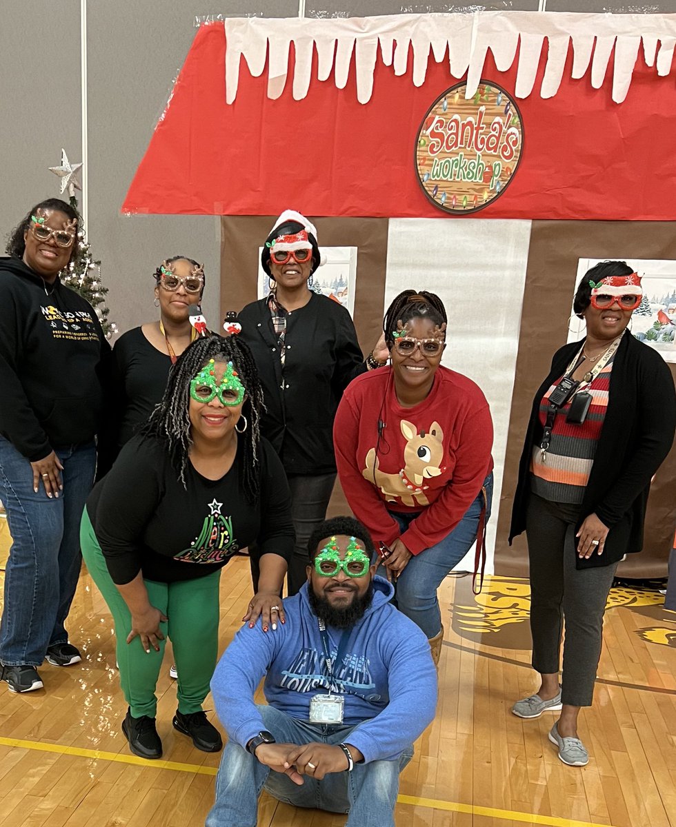 Thanks Santa’s Helpers for being committed to Woodson scholars &amp; the Sunnyside. Our scholars started the winter break with a smile due to your dedication &amp; teamwork. Special ❤️ to <a href="/DelonPalmer/">Delon Palmer</a> <a href="/JennyP822910/">Jennifer Pardue</a> <a href="/RobbieMoorer/">Robbie Moorer</a> <a href="/MsKolbySW/">Kolby</a> <a href="/JacobiCarroll/">Jacobi Carroll</a> for super late nights.