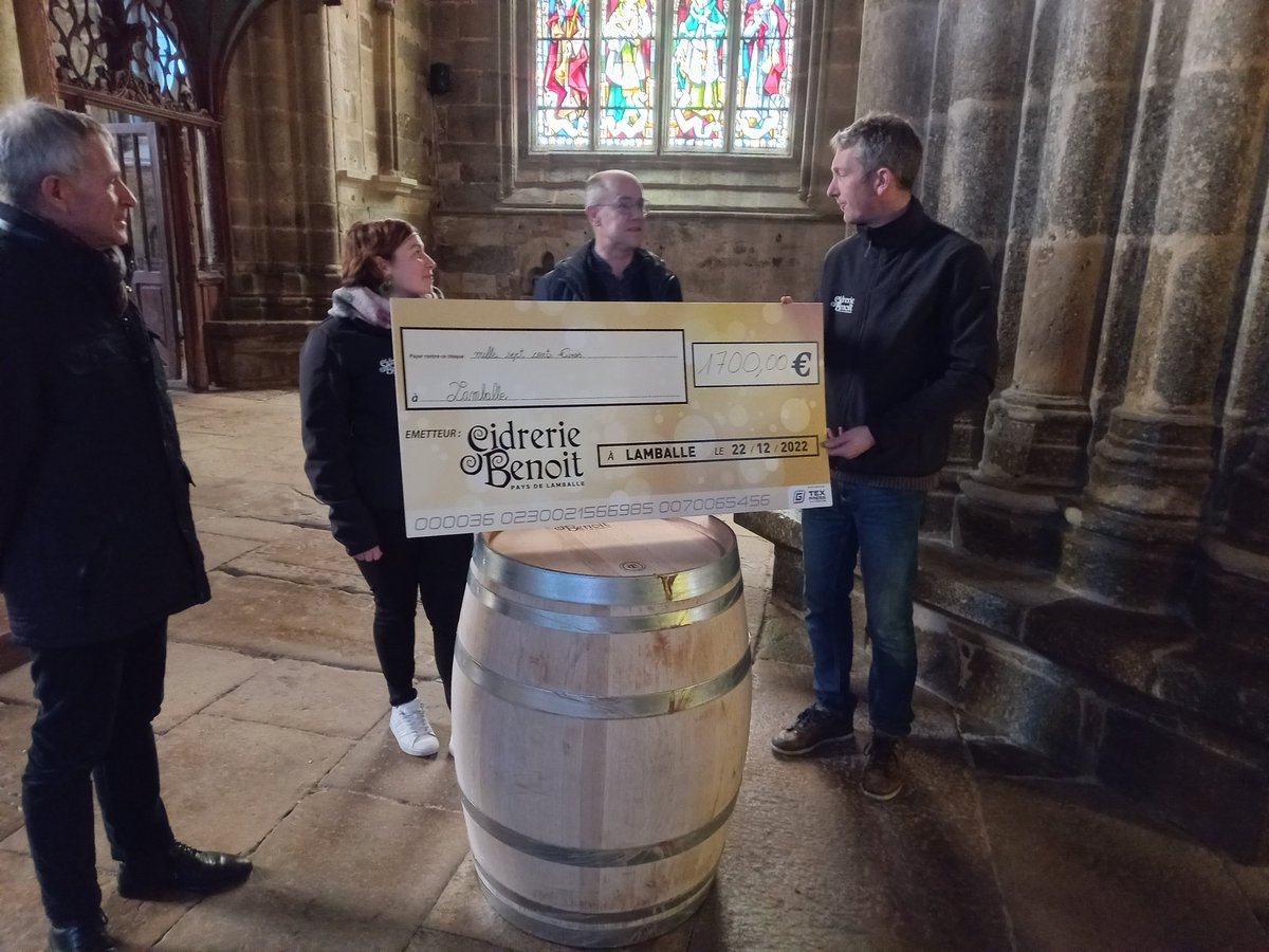 PhilippeHercou1's tweet photo. Descente traditionnelle de fûts de la Cidrerie Benoit sous la Collégiale de Lamballe pour sa cuvée prestige "Duché de Penthièvre 2022 bio" #Histoire , #patrimoine et #terroir à l’honneur. 1€/bouteille reversée à la Ville au profit du patrimoine. Une action remarquable à saluer. https://t.co/aHC0x3RmZh