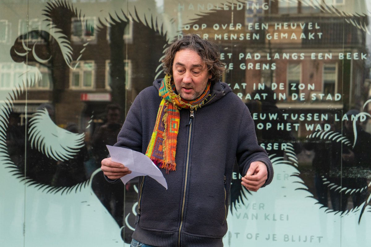 Het gedicht Handleiding van Kasper Peters is de komende tijd te zien op de zijgevel van ons #provinciehuis. De 'Poëzievitrine' a/d Turfsingel biedt expositieruimte voor #straatpoëzie. De vitrine werd zojuist onthuld door <a href="/MirjamWulfse/">Mirjam Wulfse</a> en Douwe van der Bijl
provinciegroningen.nl/actueel/nieuws…